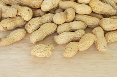 fıstık kabuğu ahşap arka plan üzerinde