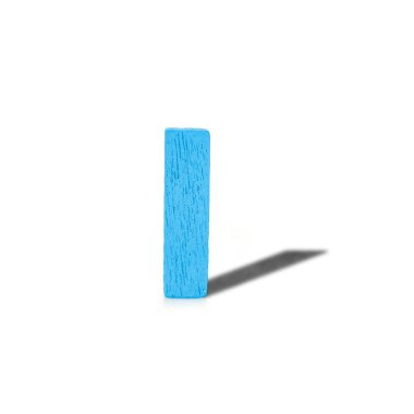 Alfabe harf ahşap beyaz arka plan üzerinde uzun gölge