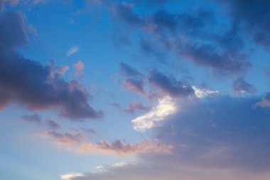 mavi gökyüzü bulutlar alacakaranlıkta günbatımı soyut doğa arka plan