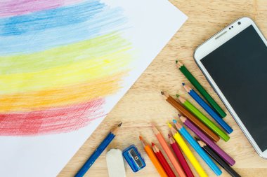 kalem rengi, silgi, kalemtıraş, kağıt, ahşap masa akıllı telefon,