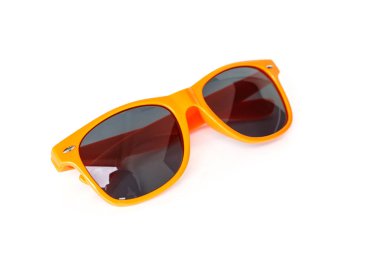 Beyaz arkaplanda güneş gözlüğü.