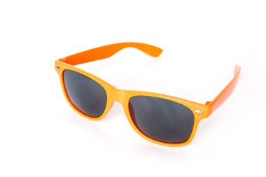 Beyaz arkaplanda güneş gözlüğü.