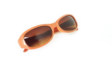 beyaz zemin üzerinde kahverengi güneş gözlüğü