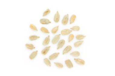 Beyaz arka plan üzerinde tohum ayçiçeği üstten görünüm.