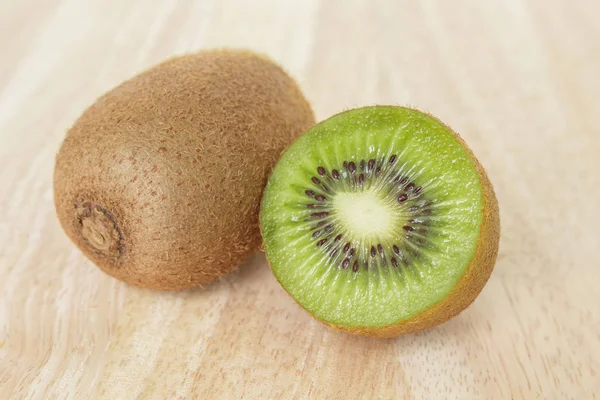 Kiwi Fruta Rodajas Vegetariana Orgánica Sana Naturaleza Sobre Fondo Madera — Foto de Stock