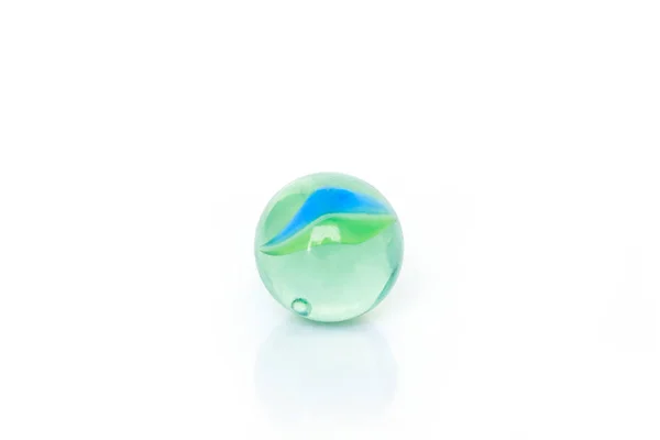 白い背景の上のガラス ボール球デコレーション — ストック写真