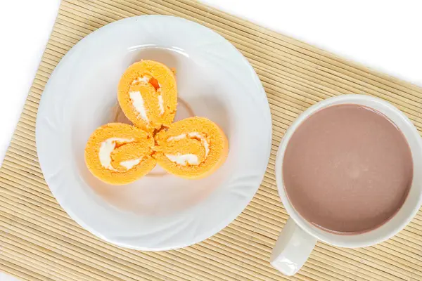 Bolo Laranja Rolo Três Peças Placa Branca Copo Chocolate Tapete — Fotografia de Stock