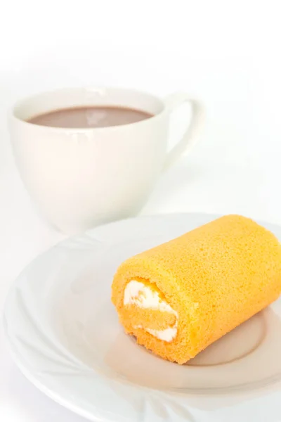 橙色蛋糕卷在白色板材和杯子巧克力在白色背景 — 图库照片