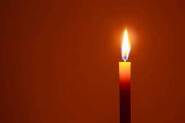 Karanlıktaki mum ışığı.