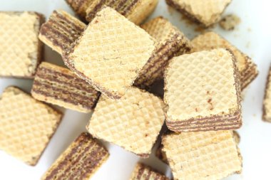 Beyaz arka plan üzerinde gofret çikolata yığın tatlı üstten görünüm