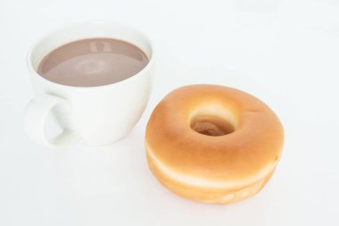 çörek üzerinde beyaz tabak ve bardak kakao içki üstten görünüm beyaz arka plan üzerinde.