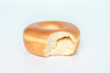 Beyaz arka plan üzerinde çörek üzerinde diş izleri