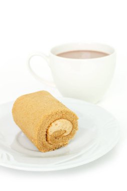 çikolatalı pasta rulo beyaz tabak ve bardak kahve beyaz arka plan üzerinde.