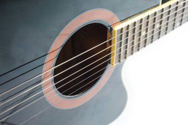 siyah gitar beyaz arka plan üzerinde klasik.