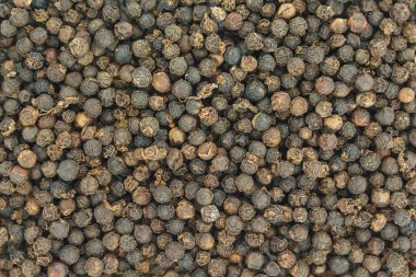 üstten görünüm beyaz zemin üzerine karabiber yığın.