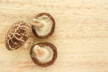 ahşap arka plan üzerinde mantar üstten görünüm.