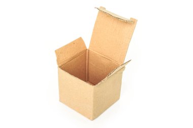 kahverengi kağıt kutusu beyaz zemin üzerine açık.