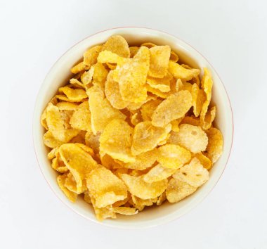 Beyaz arka plan üzerinde beyaz kase mısır gevreği.