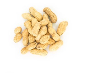 fıstık kabuğu kazık beyaz arka plan üzerinde üstten görünüm.