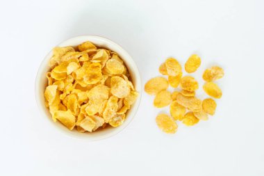 Beyaz arka plan üzerinde beyaz kase mısır gevreği.