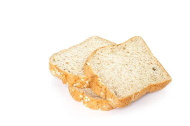 Beyaz arkaplanda tam buğday ekmeği.