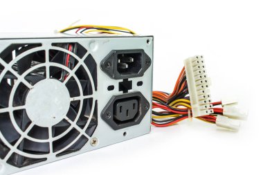 bilgisayar güç kaynağı ünitesi beyaz zemin üzerine