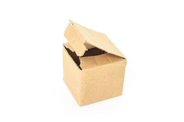 kahverengi kağıt kutusu beyaz zemin üzerine açık.