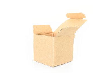 kahverengi kağıt kutusu beyaz zemin üzerine açık.