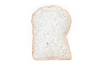 Beyaz arka plan üzerinde kepekli ekmek en iyi görünümü.