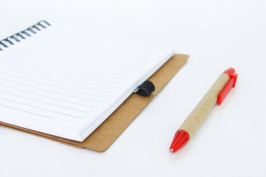 defter sağ sayfa ve beyaz zemin üzerine kalem.