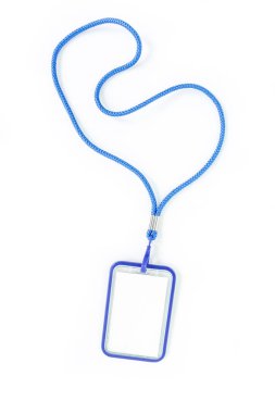 Mavi boyun bandı ile boş rozet. Beyaz arka plan üzerinde.
