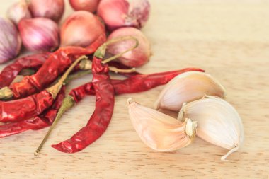 malzemeler sarımsak, soğan, biber yemek ahşap arka plan üzerinde