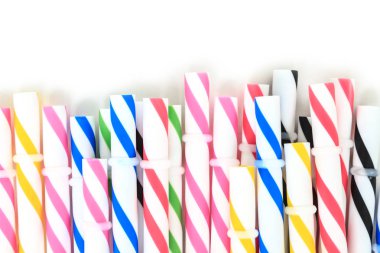 Beyaz arka plan üzerinde farklı renklerde çizgili içki payet.