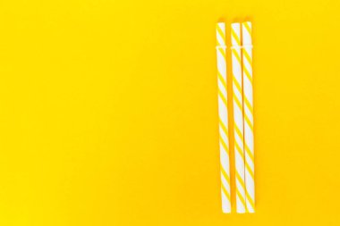 pembe bir arka plan üzerinde sarı çizgili payet