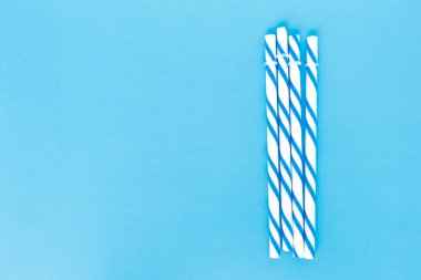 pembe bir arka plan üzerinde mavi çizgili payet