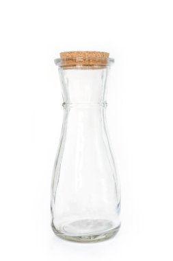 Beyaz arka planda cam şişe.