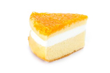 Beyaz arka planda turuncu lezzetli pasta dilimi.