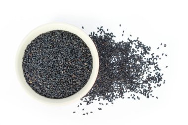 Beyaz arka plan üstten görünüm üzerinde beyaz kase siyah susam.