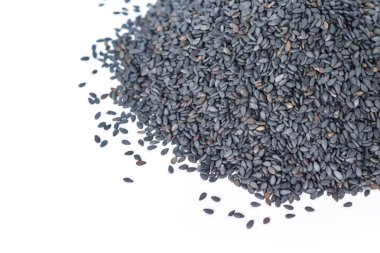 Beyaz arka planda siyah susam yığını.