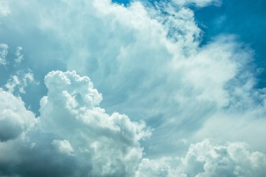 Mavi gökyüzünde beyaz bulutlar.