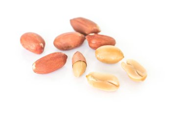 beyaz zemin üzerine fıstık kazık