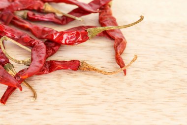 ahşap arka plan üzerinde kırmızı biberler kurutulmuş.