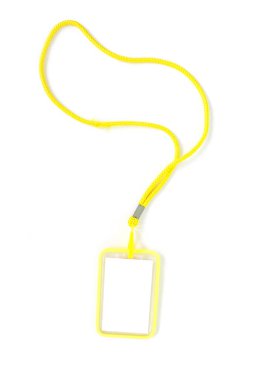 Boş rozeti sarı boyun bandı ile. Beyaz arka plan üzerinde.