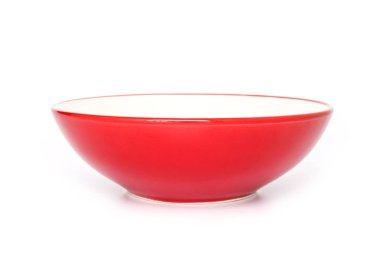 Kırmızı kase beyaz arkaplanda izole