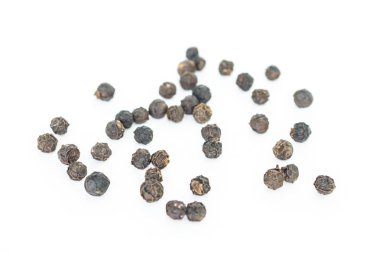 beyaz zemin üzerine karabiber yığın.