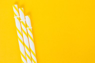 pembe bir arka plan üzerinde sarı çizgili payet