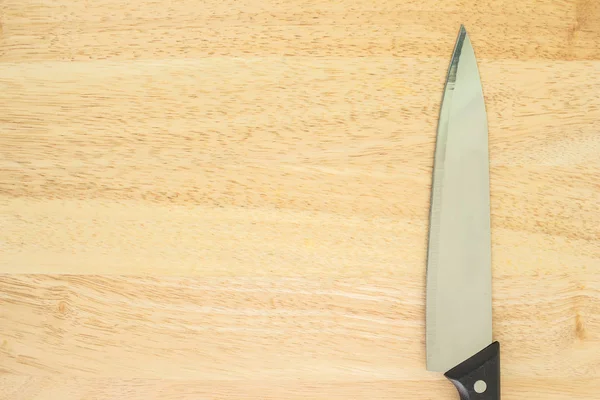 Mutfak bıçağı ahşap masada..