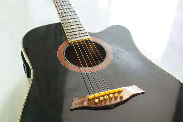 Siyah Gitar Beyaz Arka Plan Üzerinde Klasik — Stok fotoğraf