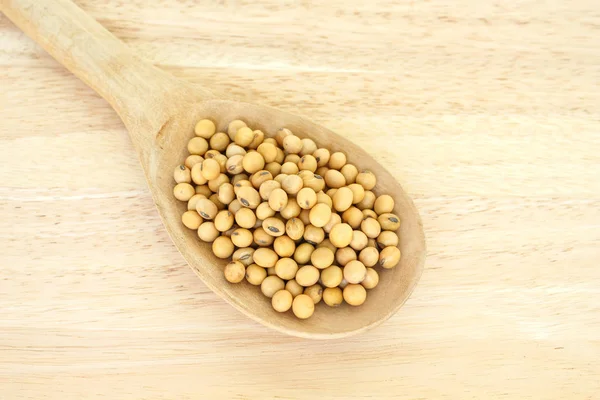 スプーン木製の背景に健康的な野菜食糧の大豆豆植物の種子 — ストック写真