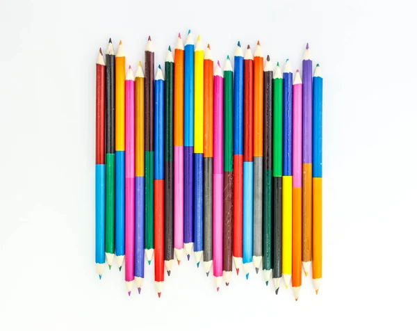 Pensil Berwarna Yang Menggambar Warna Warni Pada Latar Belakang Putih — Stok Foto